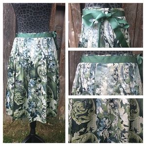Worthington Sage Green, Blue & White Floral and Leaf Pattern Skirt - Size 4